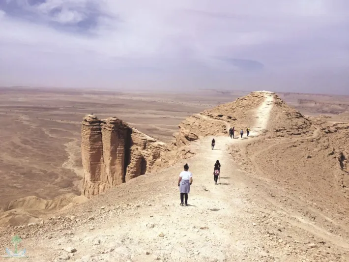 قبلة المغامريين من شتى بقاع الأرض.. "حافة نهاية العالم" أشهر العجائب الطبيعية في المملكة.. (فيديو)