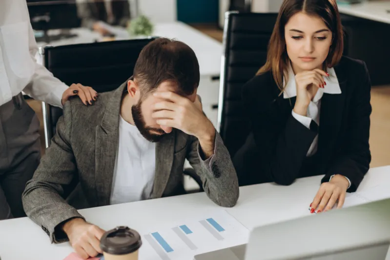 لبيئة عمل صحية.. تجنب مناقشة هذه الأمور مع زملائك