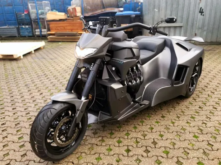 دراجة نارية بخلفية لامبورجيني تفوق قوتها أحدث السيارات الرياضية (صور)