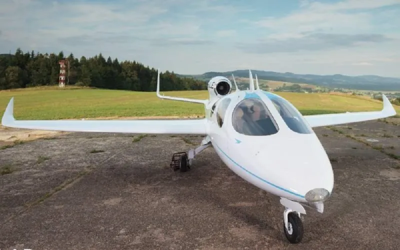 أول رحلة لأصغر طائرة خاصة لرجال الأعمال في العالم (فيديو)