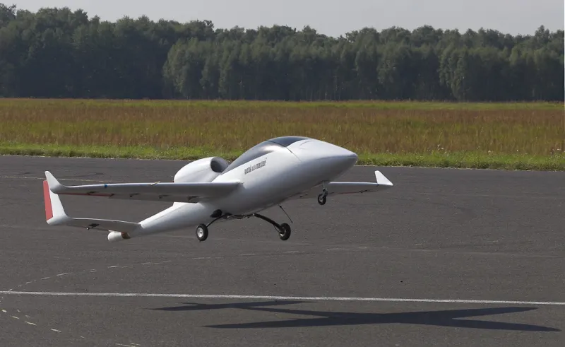 أول رحلة لأصغر طائرة خاصة لرجال الأعمال في العالم (فيديو)