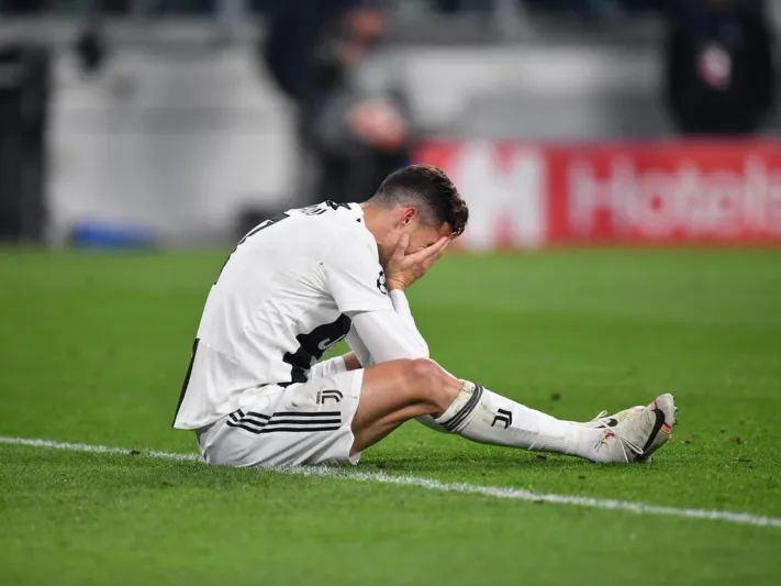 رونالدو يرسل إشارة مهينة لزملائه والسبب "أياكس" (فيديو)