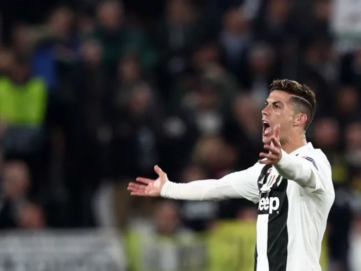 رونالدو يرسل إشارة مهينة لزملائه والسبب "أياكس" (فيديو)