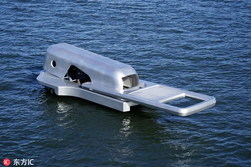 إبداع في عالم البحار.. قارب ياباني غير مسبوق على شكل "سحّاب" (صور)