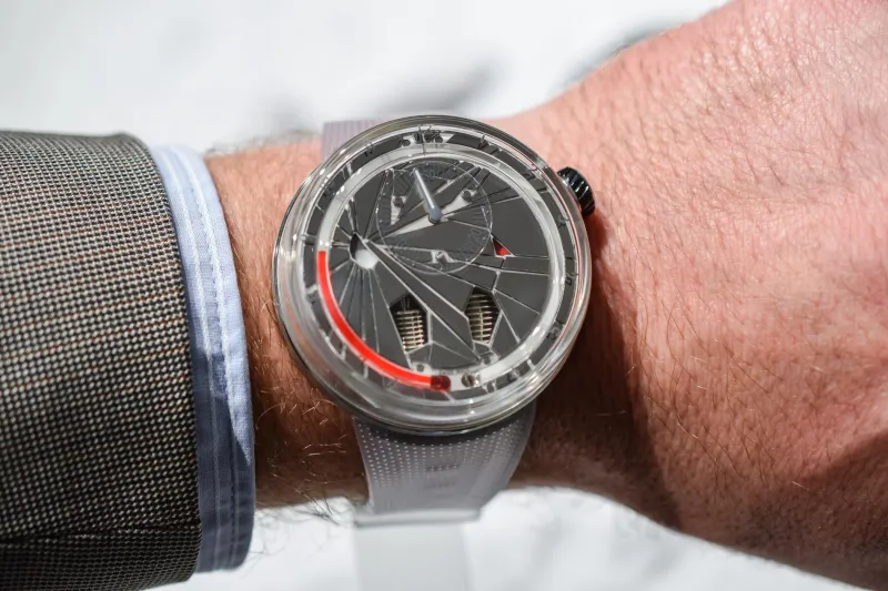 تتألف من 63 وجها معكوسا.. إليك ساعة  H0 Time is Precious العصرية (صور)