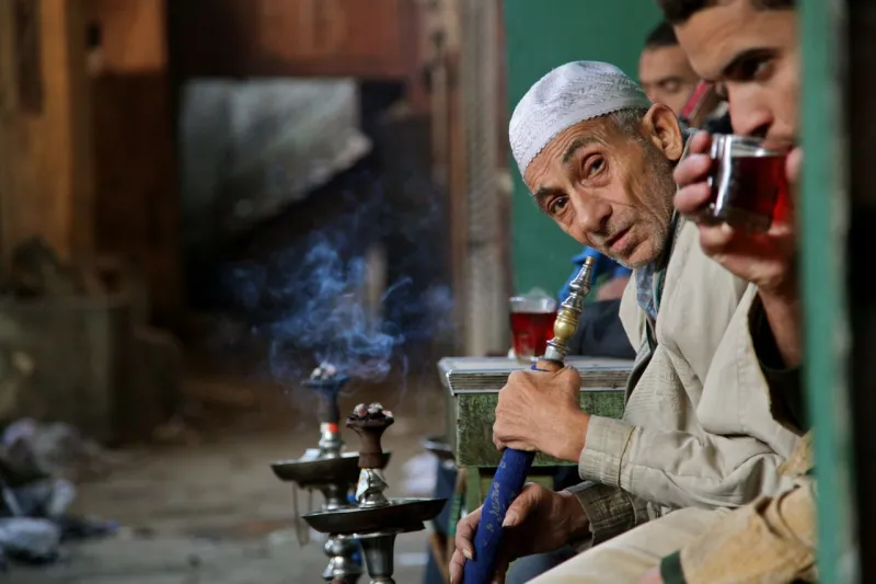 الفرق بين الشيشة التقليدية والإلكترونية.. وهذه أضرار التدخين على الرجال والنساء