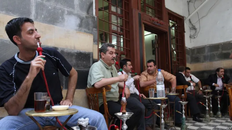 الفرق بين الشيشة التقليدية والإلكترونية.. وهذه أضرار التدخين على الرجال والنساء