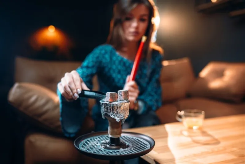 الفرق بين الشيشة التقليدية والإلكترونية.. وهذه أضرار التدخين على الرجال والنساء