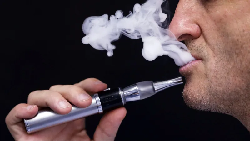 الفرق بين الشيشة التقليدية والإلكترونية.. وهذه أضرار التدخين على الرجال والنساء