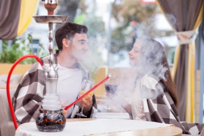 الفرق بين الشيشة التقليدية والإلكترونية.. وهذه أضرار التدخين على الرجال والنساء