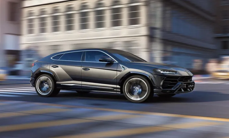 هذه السيارة خطفت إعجاب الهضبة عمرو دياب.. هل تستحق؟