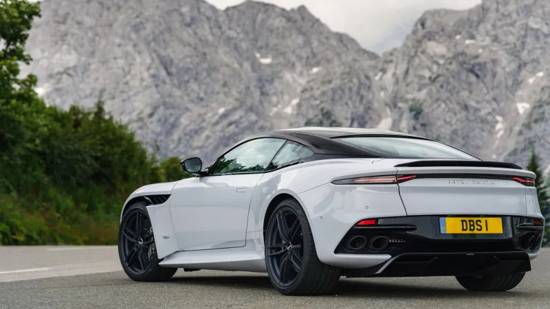 سيارة فارهة جديدة من "أستون مارتن" بسقف قابل للطي (فيديو)
