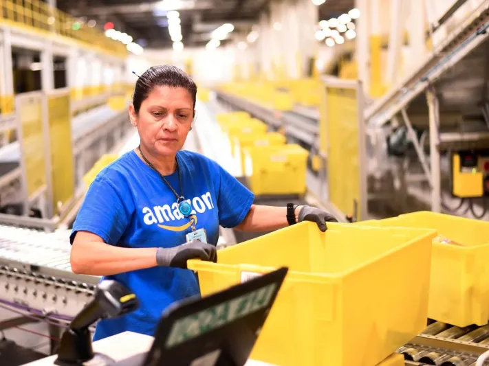 لا تعاطف مع المقصرين.. آلة تفصل عمال "أمازون" دون تدخل العنصر البشري