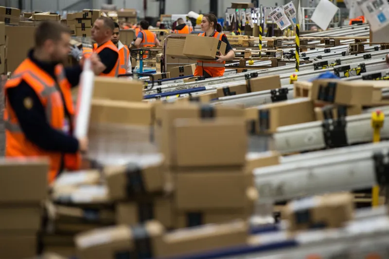 لا تعاطف مع المقصرين.. آلة تفصل عمال "أمازون" دون تدخل العنصر البشري