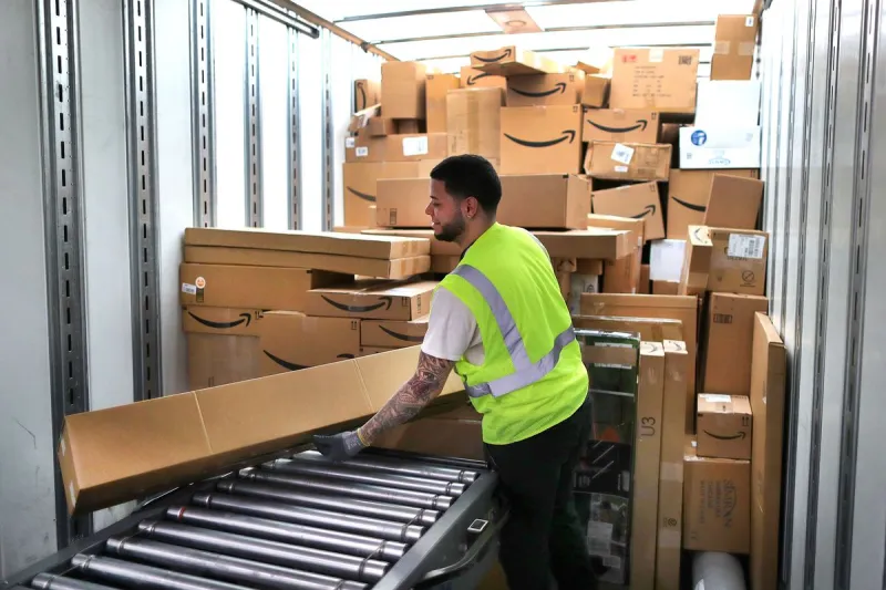 لا تعاطف مع المقصرين.. آلة تفصل عمال "أمازون" دون تدخل العنصر البشري