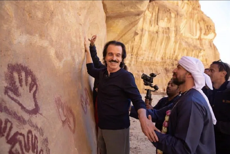 "ياني" يستعيد ذكريات زيارته للسعودية بـ"بصمة يده" على صخور العلا (صور)