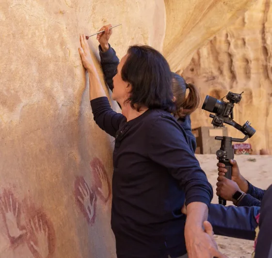 "ياني" يستعيد ذكريات زيارته للسعودية بـ"بصمة يده" على صخور العلا (صور)