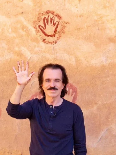 "ياني" يستعيد ذكريات زيارته للسعودية بـ"بصمة يده" على صخور العلا (صور)