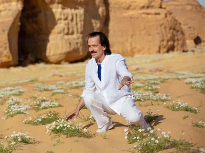 "ياني" يستعيد ذكريات زيارته للسعودية بـ"بصمة يده" على صخور العلا (صور)