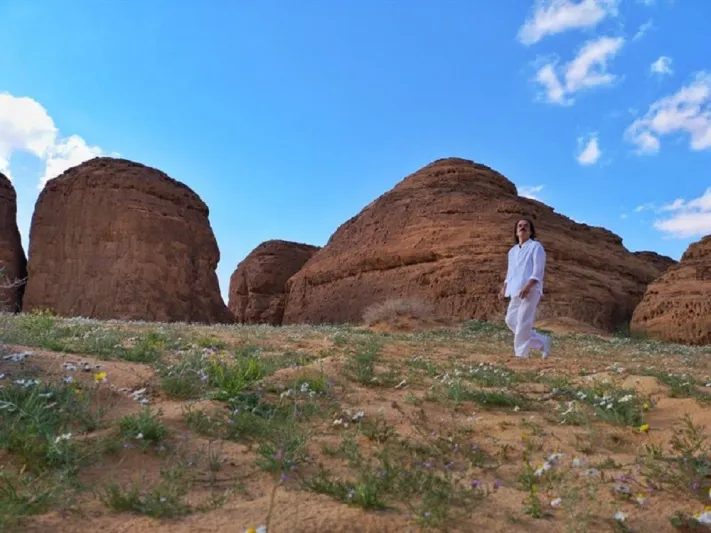 "ياني" يستعيد ذكريات زيارته للسعودية بـ"بصمة يده" على صخور العلا (صور)