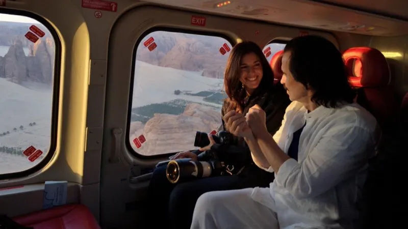 "ياني" يستعيد ذكريات زيارته للسعودية بـ"بصمة يده" على صخور العلا (صور)