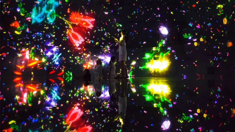 شاهد.. ولي عهد دبي يمشي بين غيوم قوس قزح ثلاثية الأبعاد