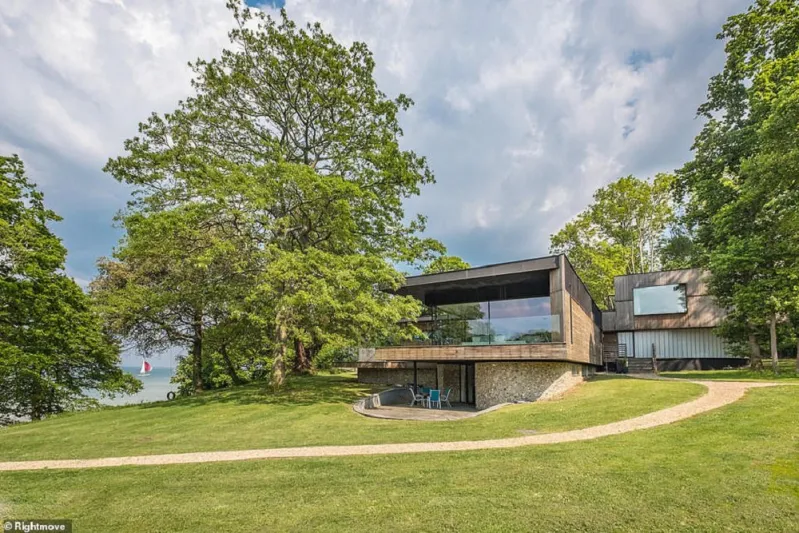 لسرعة البيع.. منزل فاخر بشاطئ خاص بأقل من سعره بمليون استرليني (صور)