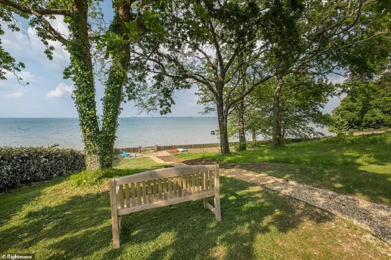 لسرعة البيع.. منزل فاخر بشاطئ خاص بأقل من سعره بمليون استرليني (صور)