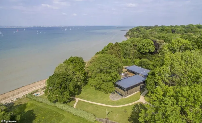 لسرعة البيع.. منزل فاخر بشاطئ خاص بأقل من سعره بمليون استرليني (صور)