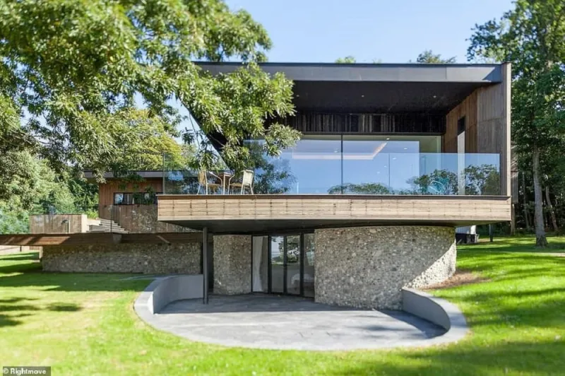 لسرعة البيع.. منزل فاخر بشاطئ خاص بأقل من سعره بمليون استرليني (صور)