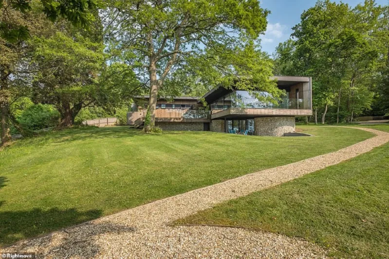 لسرعة البيع.. منزل فاخر بشاطئ خاص بأقل من سعره بمليون استرليني (صور)