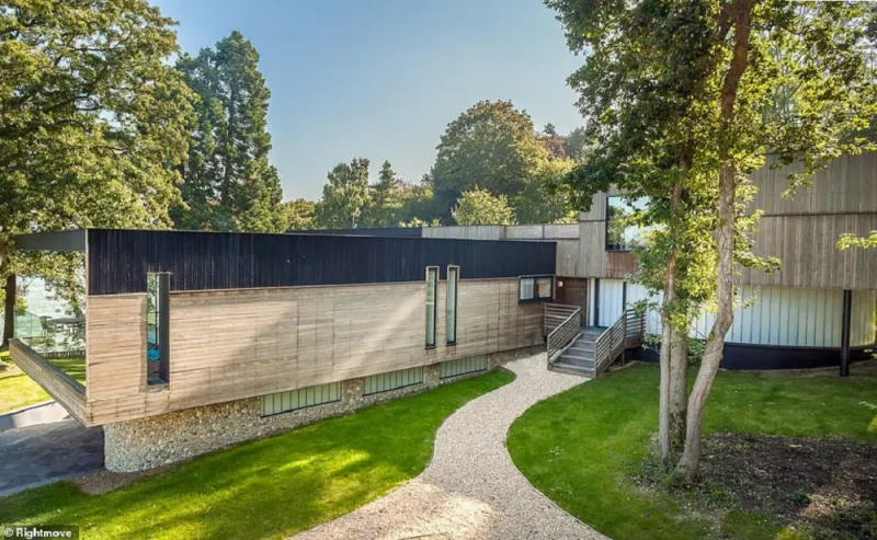 لسرعة البيع.. منزل فاخر بشاطئ خاص بأقل من سعره بمليون استرليني (صور)