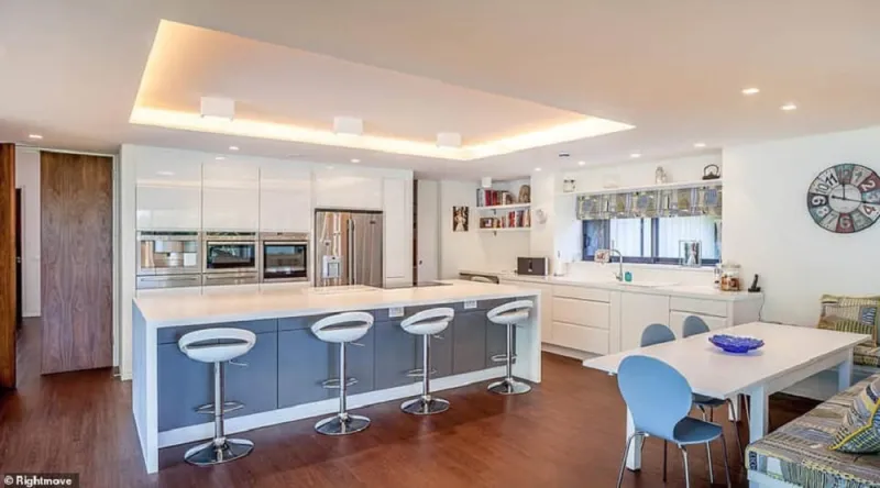 لسرعة البيع.. منزل فاخر بشاطئ خاص بأقل من سعره بمليون استرليني (صور)