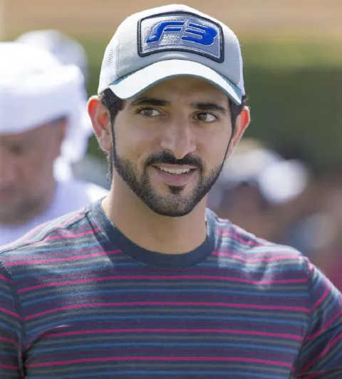 شاهد.. ولي عهد دبي يمشي بين غيوم قوس قزح ثلاثية الأبعاد