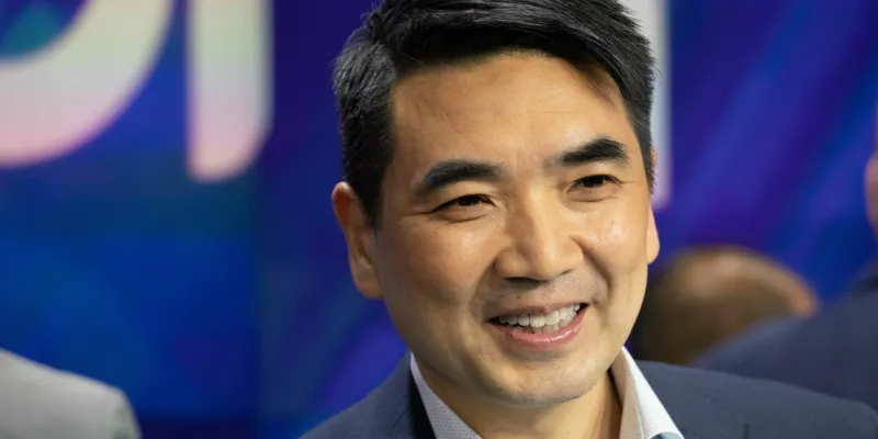 إيريك يوان.. رفضه وادي السيليكون 8 مرات ثم دخله من باب المليارديرات