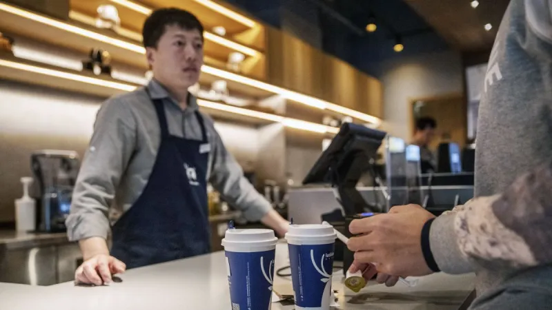 ملياردير جديد ينافس ستاربكس على مقاهي الصين.. تعرف على رحلته