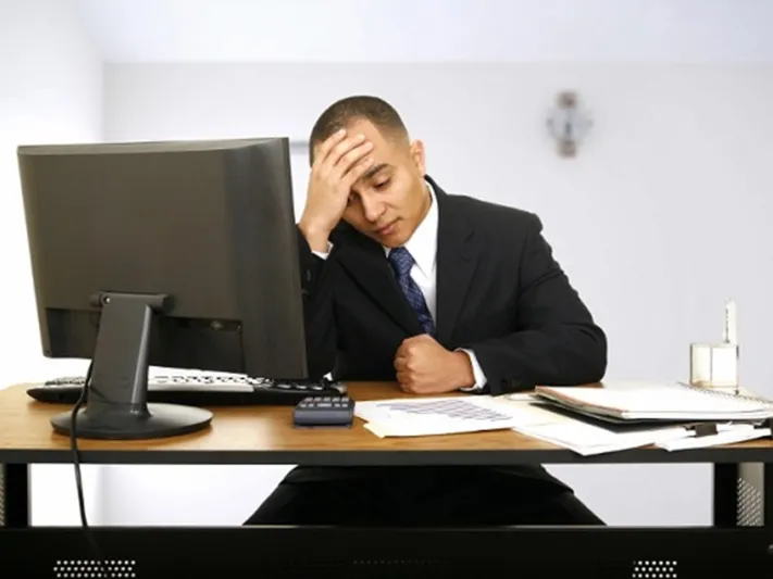 يؤدي إلى الوفاة.. كيف يمكنك تفادي أضرار الجلوس الطويل في العمل؟