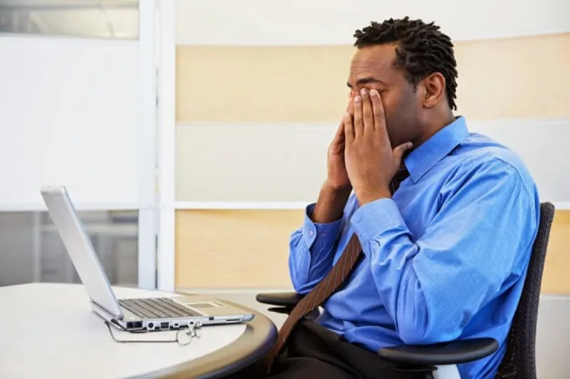 يؤدي إلى الوفاة.. كيف يمكنك تفادي أضرار الجلوس الطويل في العمل؟