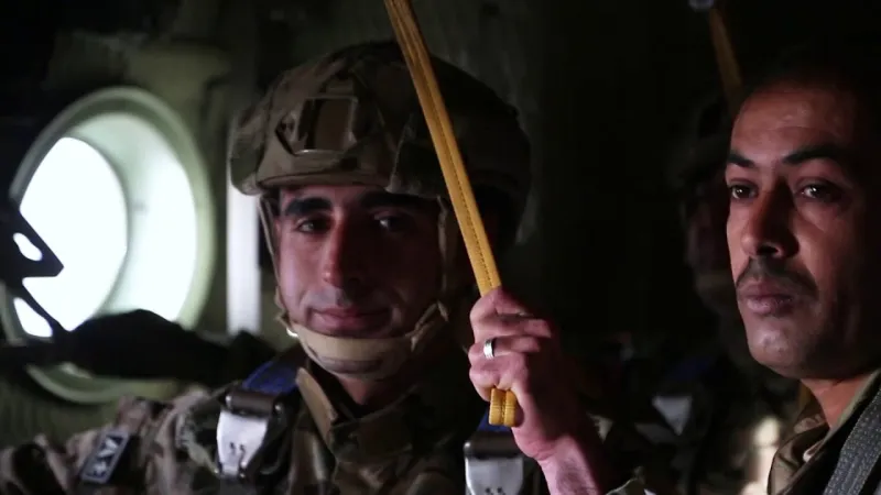 ملك الأردن يشارك في تمرين للعمليات الخاصة كمقفز للمظليين (فيديو)