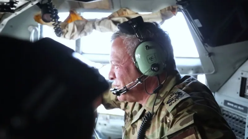 ملك الأردن يشارك في تمرين للعمليات الخاصة كمقفز للمظليين (فيديو)