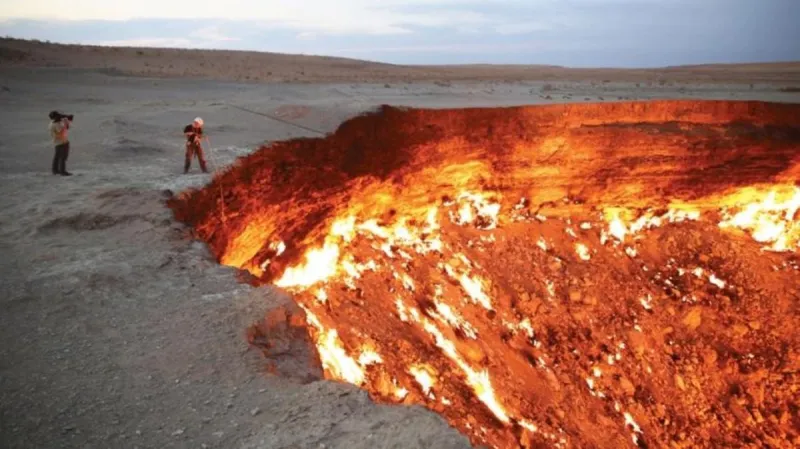 جحيم على الأرض.. فوهة نيران لم تنطفئ منذ 40 عاما (صور)