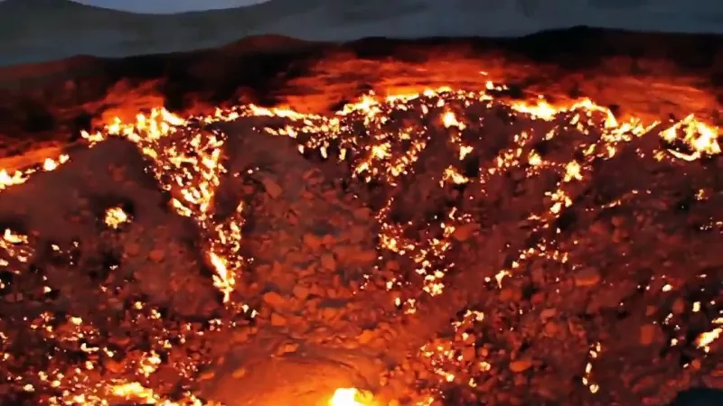 جحيم على الأرض.. فوهة نيران لم تنطفئ منذ 40 عاما (صور)