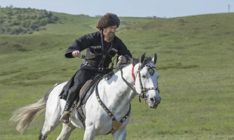 بالزي التقليدي.. الرئيس الشيشاني على رأس حملة فروسية ضخمة (فيديو)