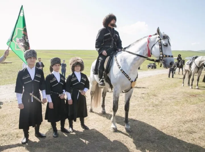 بالزي التقليدي.. الرئيس الشيشاني على رأس حملة فروسية ضخمة (فيديو)