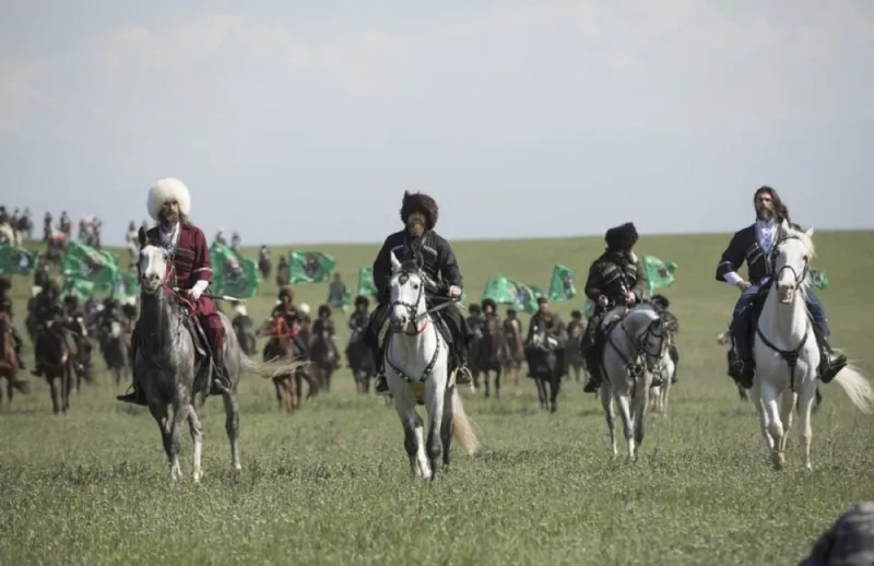 بالزي التقليدي.. الرئيس الشيشاني على رأس حملة فروسية ضخمة (فيديو)