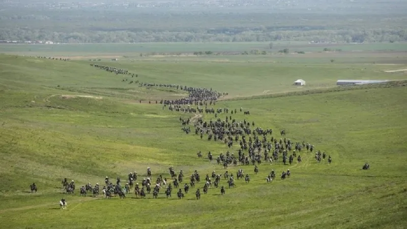 بالزي التقليدي.. الرئيس الشيشاني على رأس حملة فروسية ضخمة (فيديو)