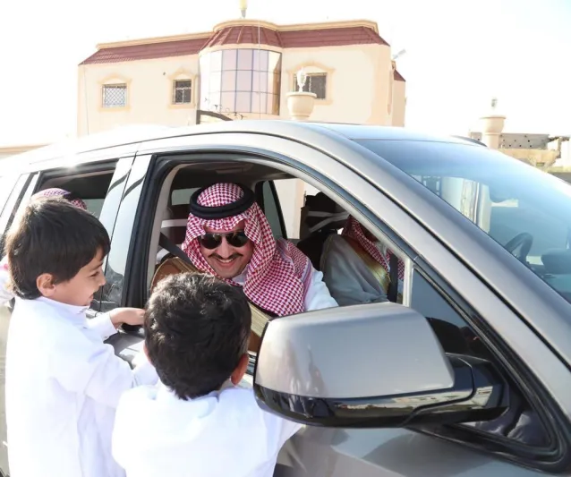 أمير عسير يوقف موكبه من أجل طفلين.. ماذا فعلا؟