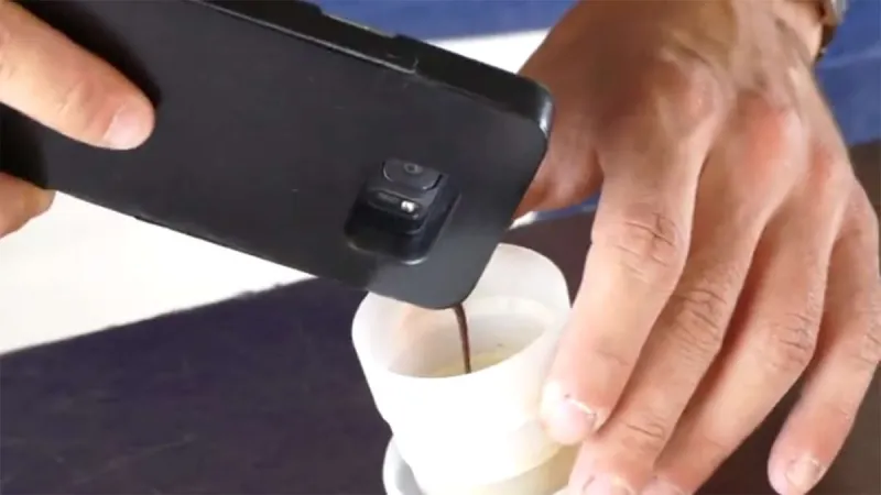 ابتكار مذهل.. غطاء هاتف يحضر لك القهوة في ثوانٍ معدودة (فيديو)