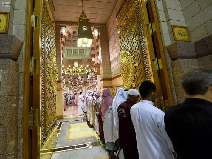أجواء روحانية وخدمات غير محدودة.. المسجد النبوي الشريف في رمضان (صور)