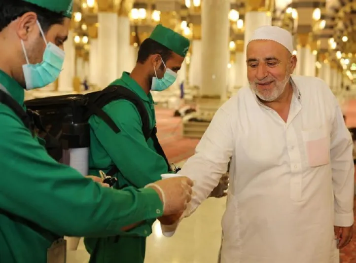 أجواء روحانية وخدمات غير محدودة.. المسجد النبوي الشريف في رمضان (صور)